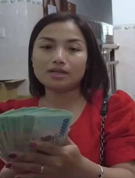 Nữ Youtuber tâm sự, dù công ty mới đi vào hoạt động 4 tháng, doanh thu chưa nhiều nhưng cô vẫn quyết định tặng tiền mặt cho nhân viên thay cho lời cảm ơn sự đồng hành của họ.