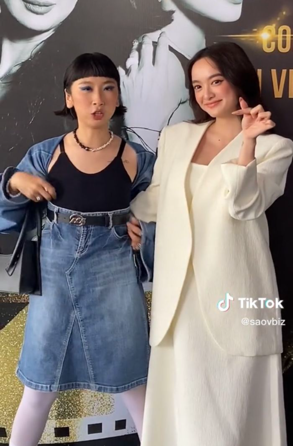 Tuy nhiên, điểm nhấn của bộ outfit này chính là chiếc chân váy jean được người đẹp sinh năm 1997 diện như một chiếc đầm cúp ngực.