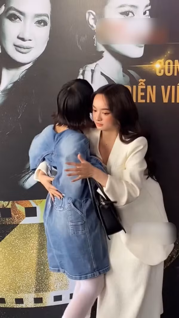 Thêm vào đó, đây là một sự kiện ở trường đại học nên khán giả mong muốn cô nên có cách thể hiện sự tôn trọng của mình đối với những người xung quanh nên phong cách này của Trang Hý nhanh chóng gây tranh cãi.