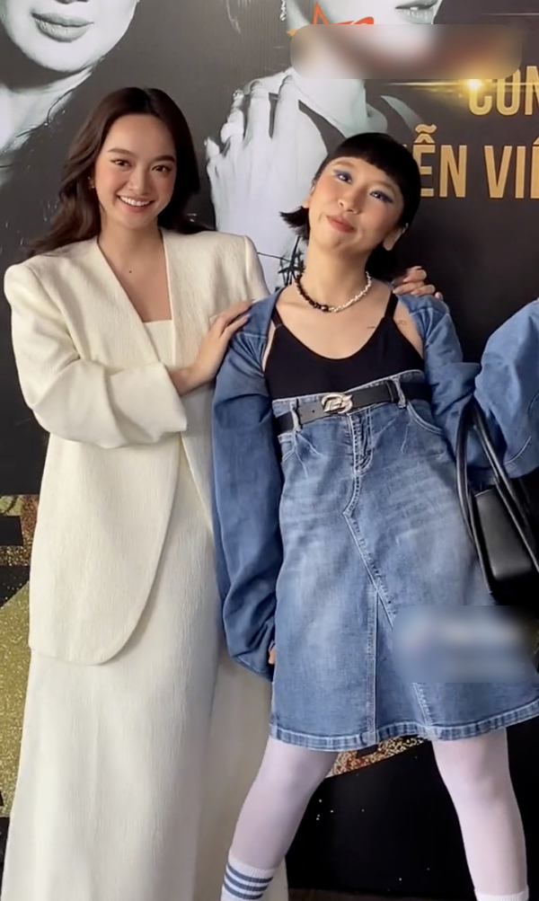 Điều đáng nói ở đây trong khi đồng nghiệp đứng bên cạnh diện cho mình một bộ trang phục đơn giản nhưng không kém phần sang trọng thì Trang Hý lại mất điểm ngay lập tức vì ăn mặc kỳ lạ.