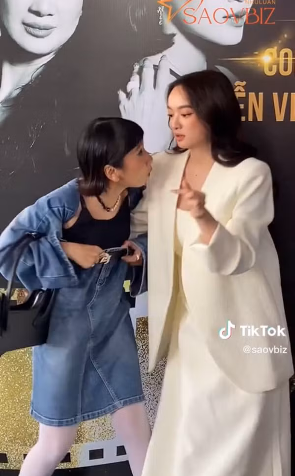 Ngoài ra khi sánh đôi chụp hình cùng Kaity Nguyễn, "thánh lầy" Trang Hý vừa làm kiểu, vừa liên tục kéo váy lên sát nách. Nhiều người hâm mộ cho rằng cô đã có hành động kém duyên trước ống kính.