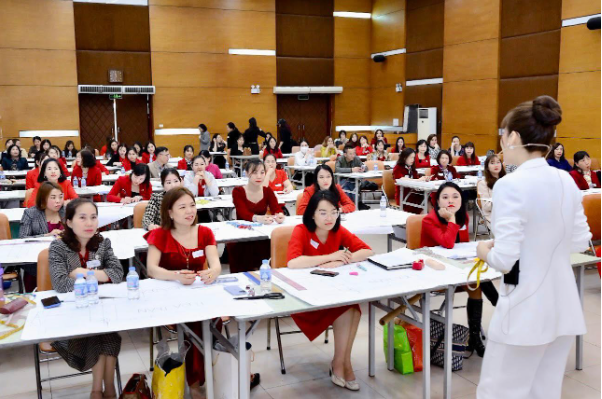  Nhà thiết kế Thoa Trần được biết đến với những thiết kế áo dài đặc sắc, cô là học trò kế cận của NTK Đỗ Trịnh Hoài Nam trong lĩnh vực giảng dạy chuyên ngành áo dài dành cho các học viên thiết kế.