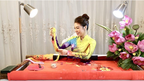 Dịp đầu năm, NTK Thoa Trần thành công với cộng đồng những người đam mê áo dài khi là giảng viên giảng dạy, truyền lửa, hoàn thành lớp học nâng cao form chuẩn nhất 2023.