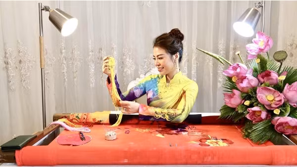 Dịp đầu năm, NTK Thoa Trần thành công với cộng đồng những người đam mê áo dài khi là giảng viên giảng dạy, truyền lửa, hoàn thành lớp học nâng cao form chuẩn nhất 2023.