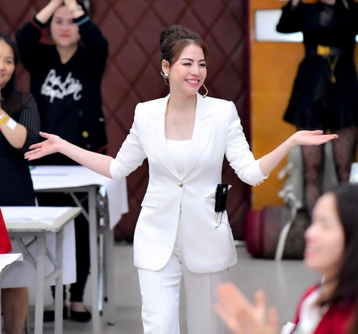 Được biết lớp học của NTK Thoa Trần hội tụ rất nhiều các NTK cũng như các chủ doanh nghiệp thời trang, các bạn có đêm mê và kinh doanh thời trang. Ngoài ra các học viên còn được học để phát triển toàn diện, không chỉ giỏi chuyên môn mà còn có các kỹ năng giao tiếp, rèn luyện để trở thành người phụ nữ thanh lịch…