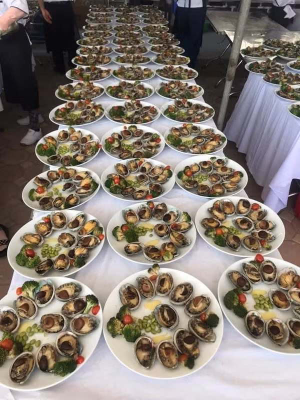 Một vài món ăn trong mâm cỗ cưới được hé lộ gồm cua hoàng đế, bào ngư,...được bày biện đầy đặn, đẹp mắt. Ảnh: Nguyễn Nam