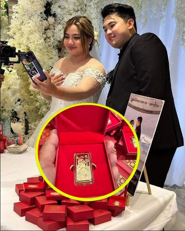 Cô dâu chú rể chuẩn bị hẳn 100 miếng vàng và thêm 20 miếng khác cho những người không thể tới tham dự.