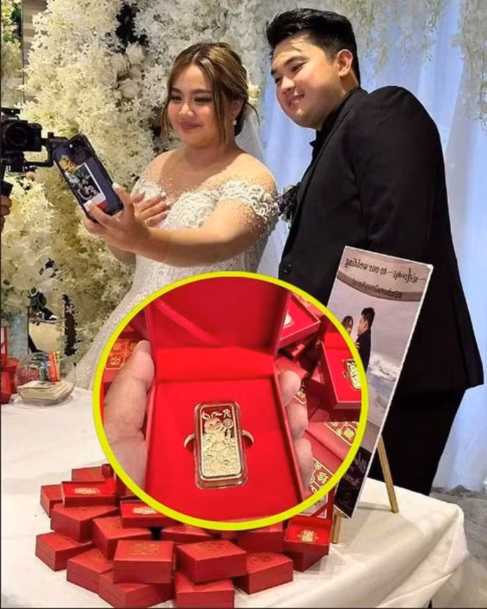 Cô dâu chú rể chuẩn bị hẳn 100 miếng vàng và thêm 20 miếng khác cho những người không thể tới tham dự.