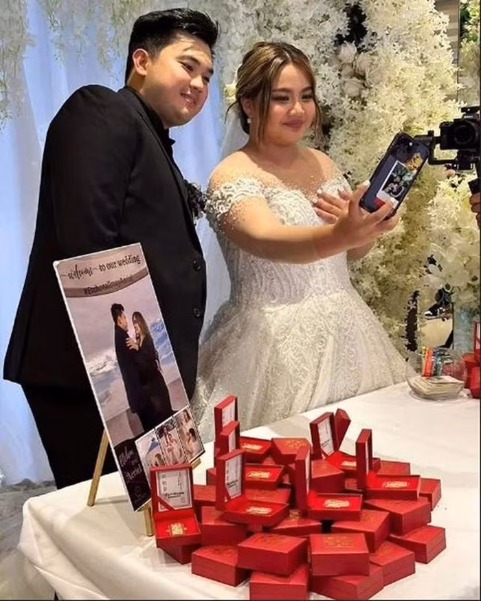 Nhìn cảnh này, nhiều người phải thốt lên, quả thật “độc lạ Bình Dương”. Ai cũng nhanh chóng xin vía hay đòi bằng được địa chỉ để mong có cơ hội làm khách của nhà trai còn ăn may nhận xe máy hay vàng.