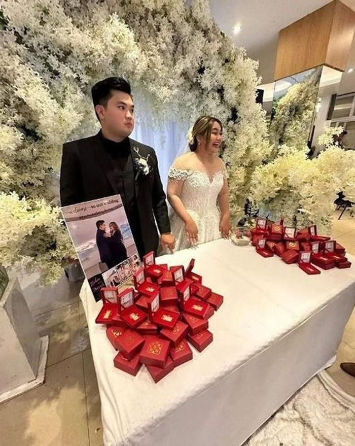 Trước đó một đám cưới khủng tại Philippines khiến bạn bè, họ hàng bất ngờ khi chuẩn bị quà cho mọi người là miếng vàng lớn.