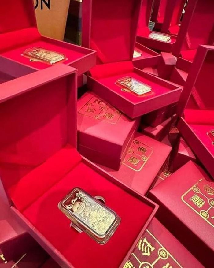 Mỗi miếng vàng đều được cô dâu chú rể gói cẩn thận trong hộp nhung đỏ, phía trên trang trí thêm hình con thỏ.