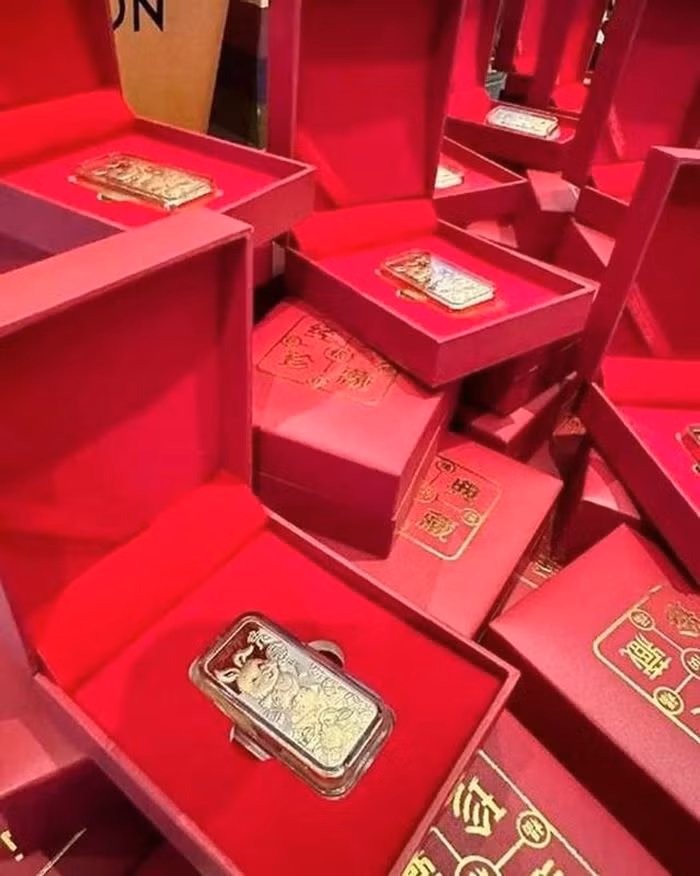 Mỗi miếng vàng đều được cô dâu chú rể gói cẩn thận trong hộp nhung đỏ, phía trên trang trí thêm hình con thỏ.