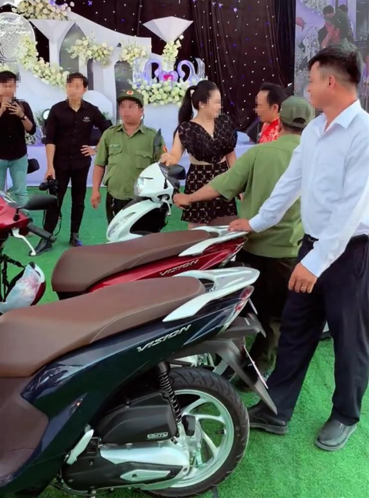 Những hình ảnh về đám cưới khủng này nhanh chóng gây chú ý, tuy nhiên được biết hình thức phát quà là phát vé. Đây là lần đầu tiên có gia đình chơi lớn tới như vậy trong hôn lễ của mình khiến ai nấy ngỡ ngàng.