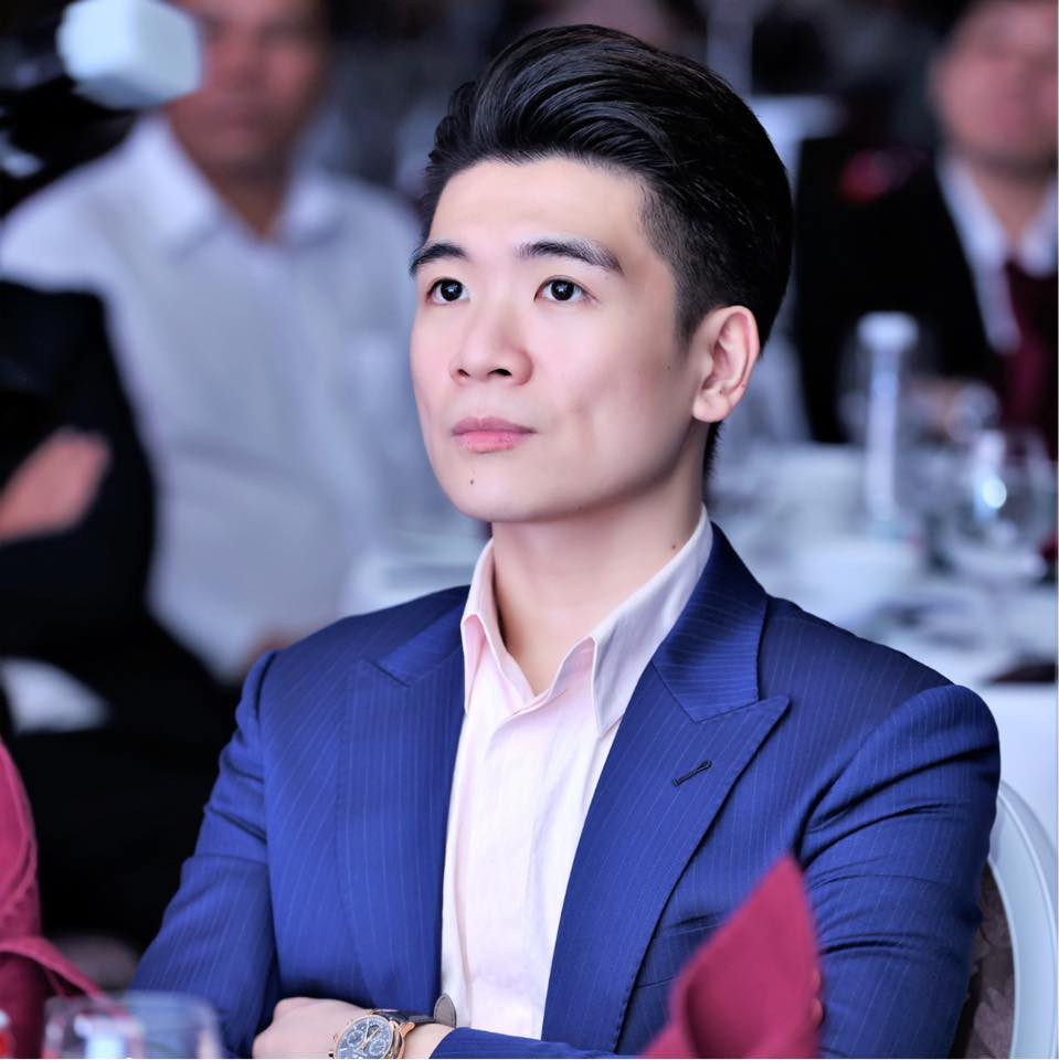 Quang Vinh sở hữu gương mặt điển trai, gu thời trang trẻ trung, lịch lãm.