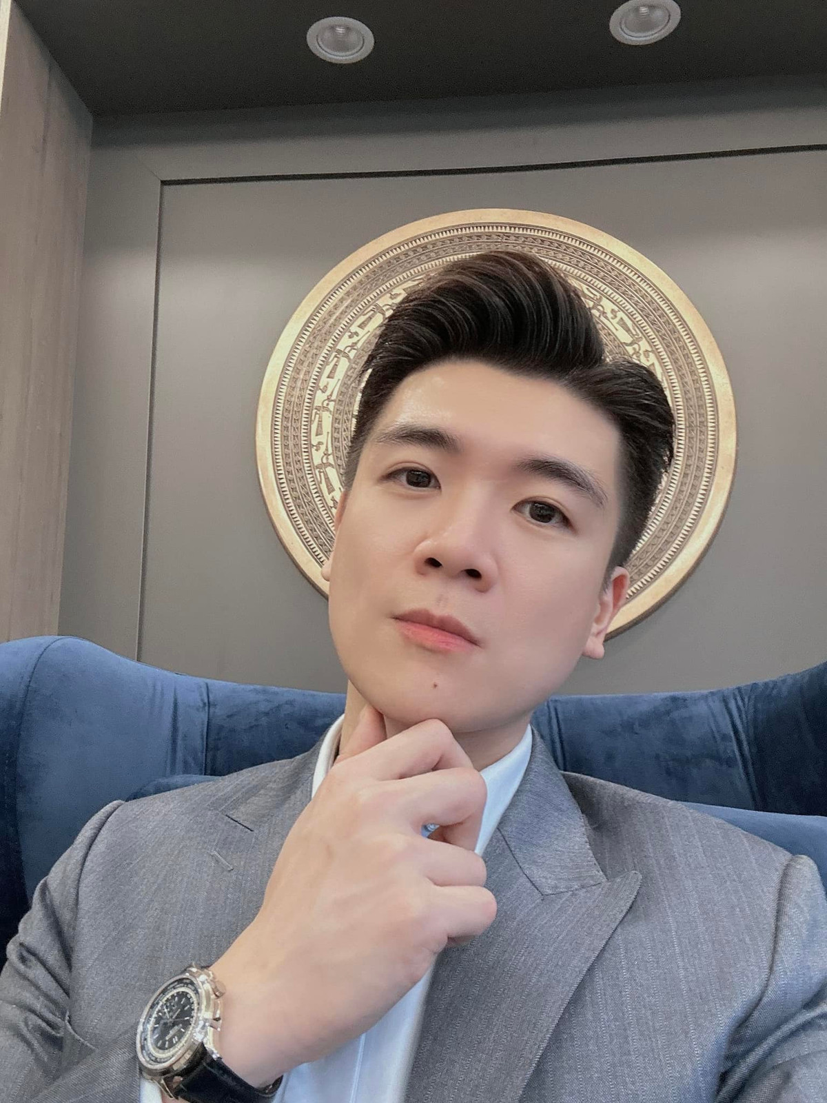 Sau đó, vị thiếu gia này tiếp tục sang Anh, lấy bằng Thạc sĩ liên quan chuyên ngành và làm việc tại một ngân hàng lớn ở nước ngoài.