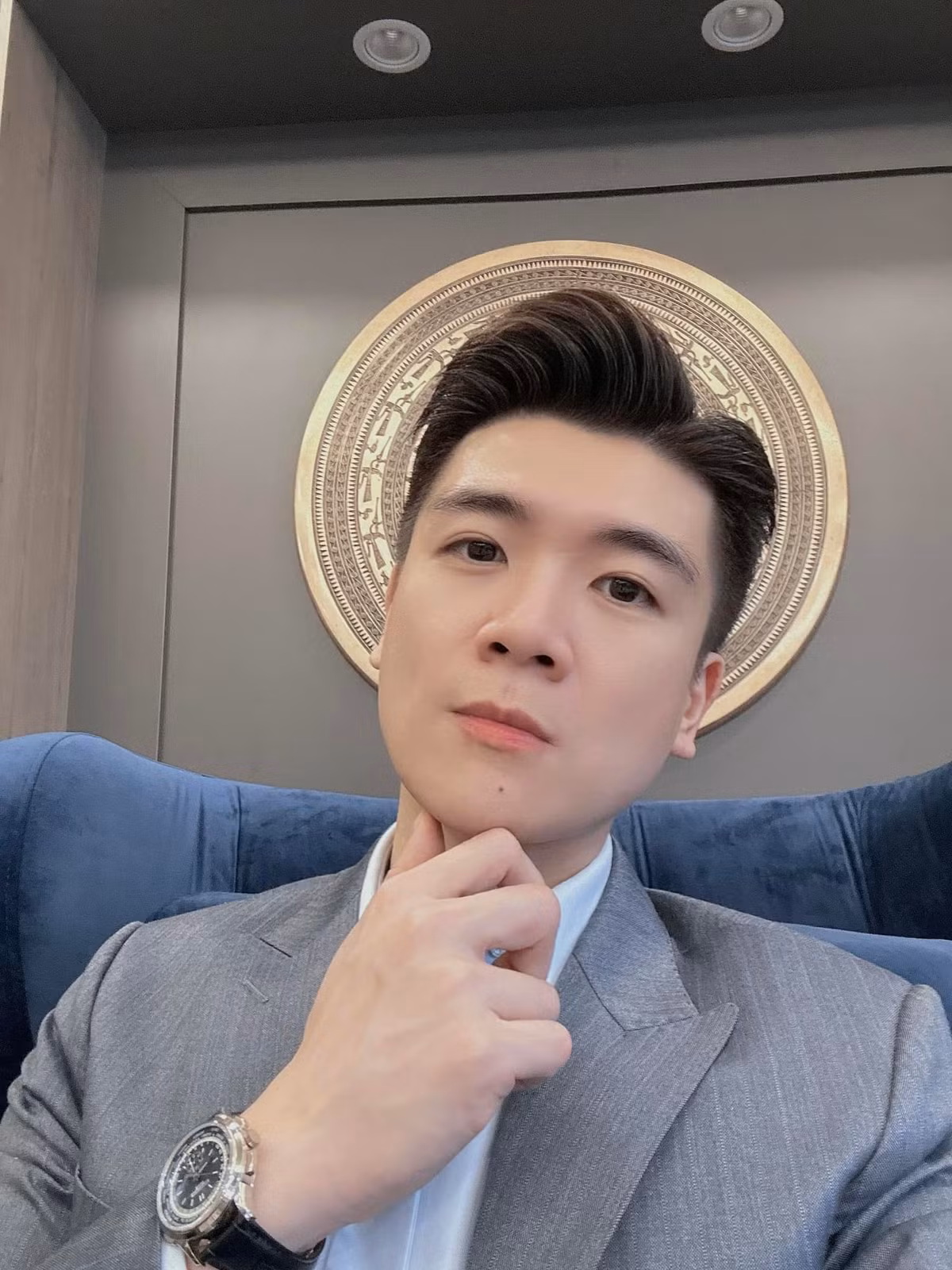 Sau đó, vị thiếu gia này tiếp tục sang Anh, lấy bằng Thạc sĩ liên quan chuyên ngành và làm việc tại một ngân hàng lớn ở nước ngoài.