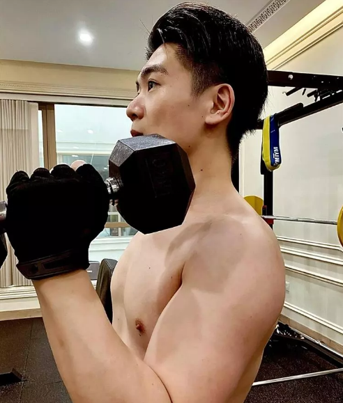 Trong hình đăng tải, Đỗ Quang Vinh đang tập luyện một động tác "khó nhằn". Khoảnh khắc khoe cơ săn chắc của ông bố 2 con khiến nhiều người xuýt xoa.