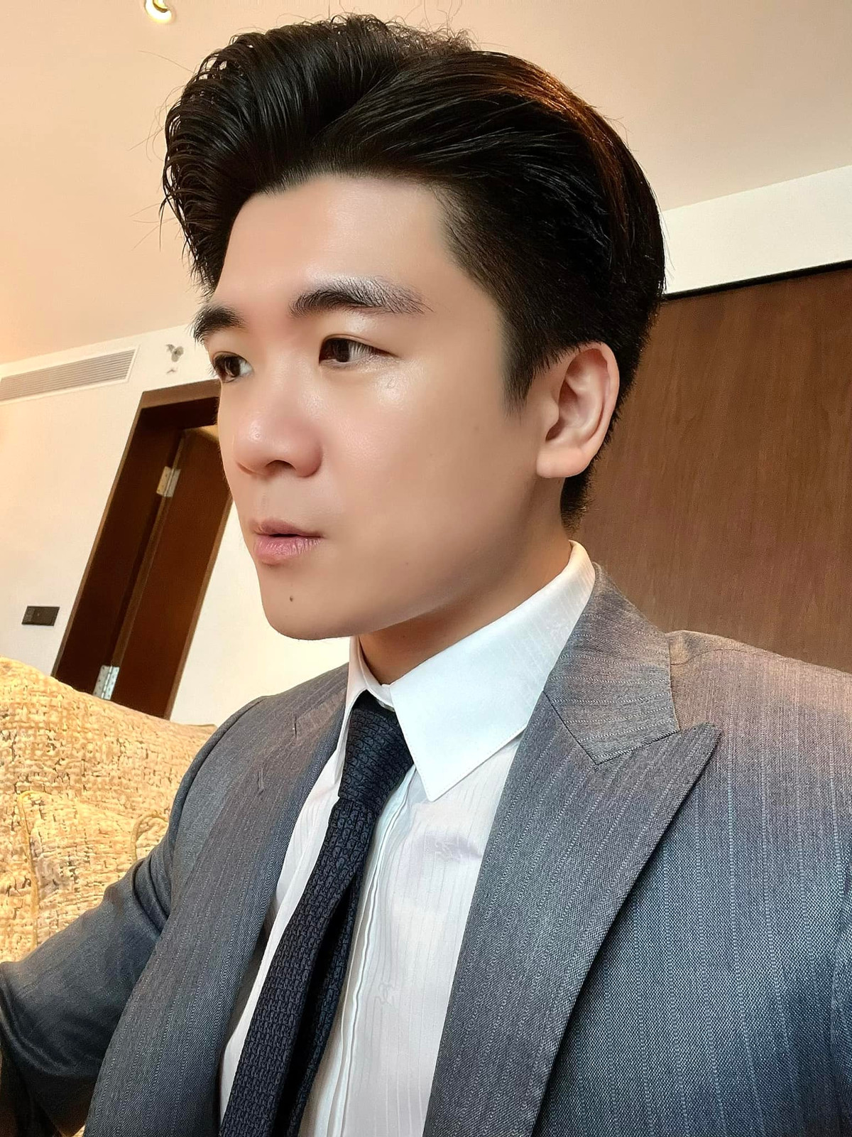 Đi du học từ nhỏ, sau khi tốt nghiệp trở về nước Quang Vinh làm việc tại ngân hàng của gia đình, vị trí chuyên viên kiểm toán.