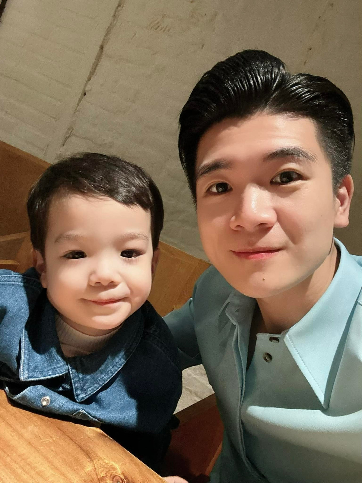 Áo sơ mi kết hợp vest và đi giày tây là trang phục thường ngày mỗi khi đi làm của Quang Vinh luôn khiến nhiều người chú ý.