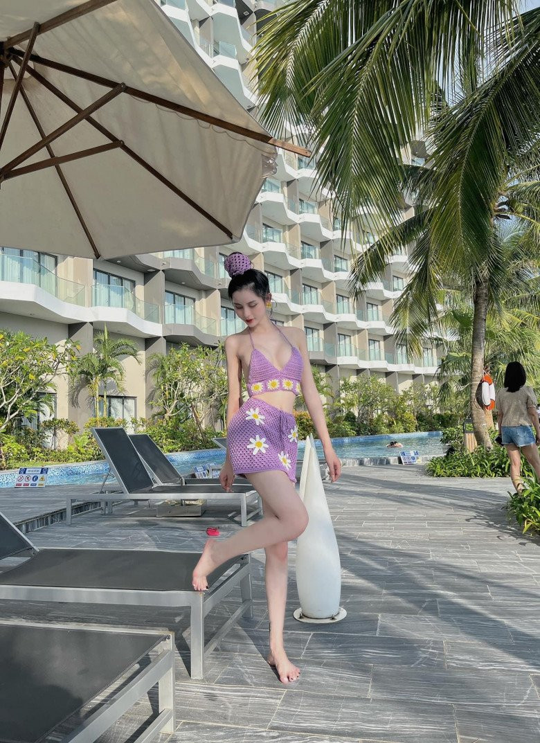 Vẻ đẹp nữ tính của hot girl chuyển giới Tường Vi được nhận xét chẳng hề kém cạnh Hương Giang. Đặc biệt, cô nàng còn sở hữu gương mặt trẻ trung như "búng ra sữa".