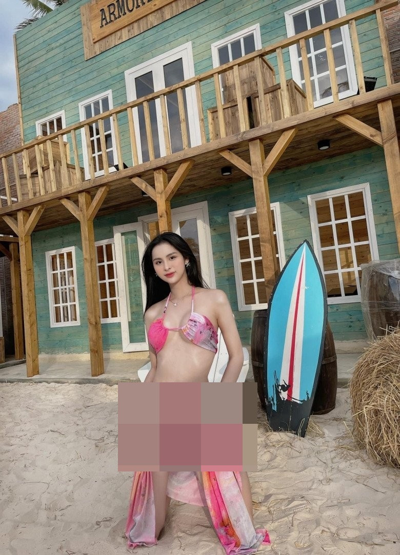 Mới đây, người đẹp chuyển giới này làm cõi mạng chao đảo khi tung chiếc ảnh diện áo tắm đi biển. Thiết kế bikini mang tông hồng chủ đạo khá tí hon, giúp Tường Vi khoe trọn 3 vòng chuẩn chỉnh của body.