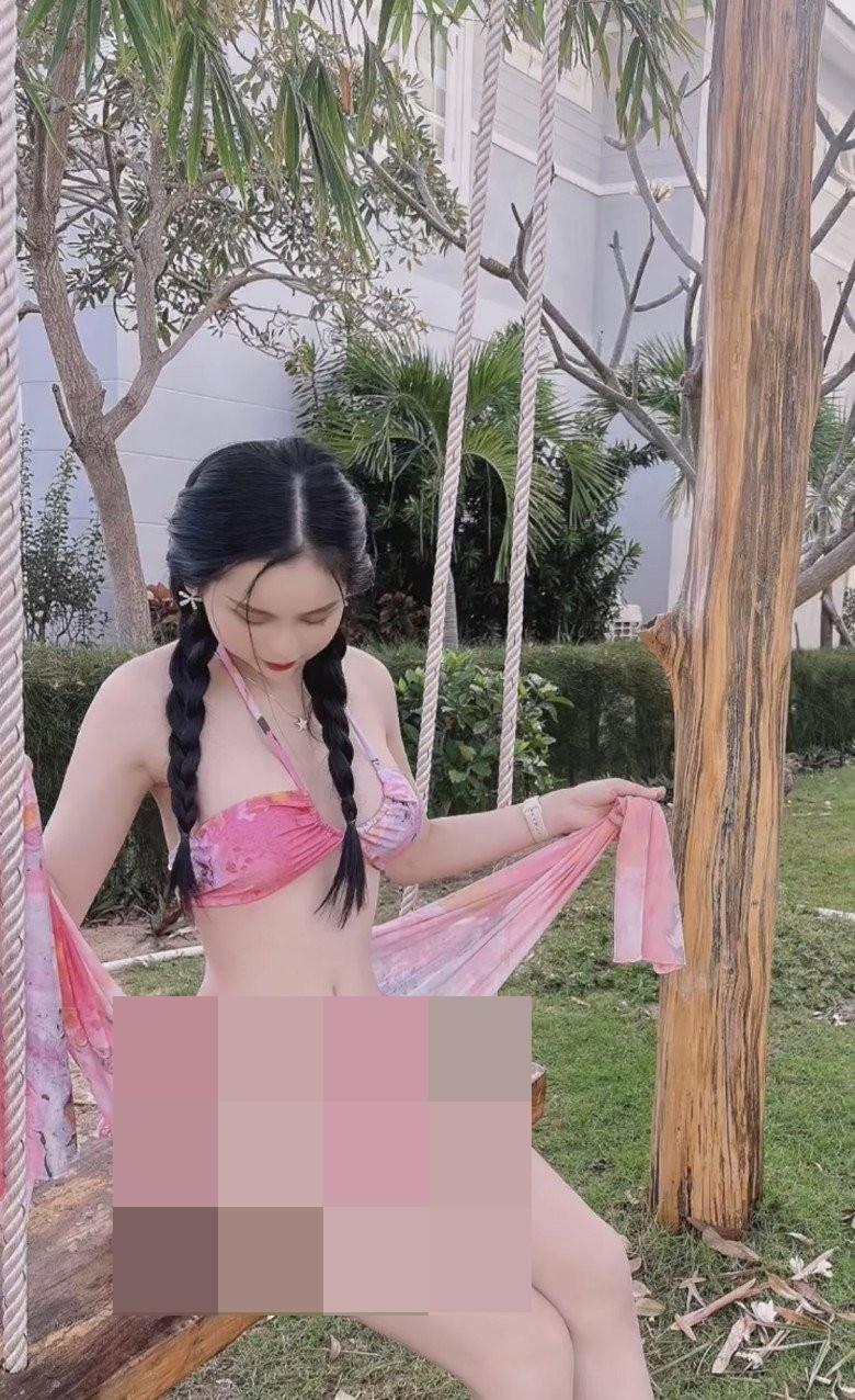 Để thêm ý nhị, 9X còn quấn hờ chiếc khăn tắm ton - sur - ton nhưng không giấu nổi đường cong táo bạo vốn có của mình.