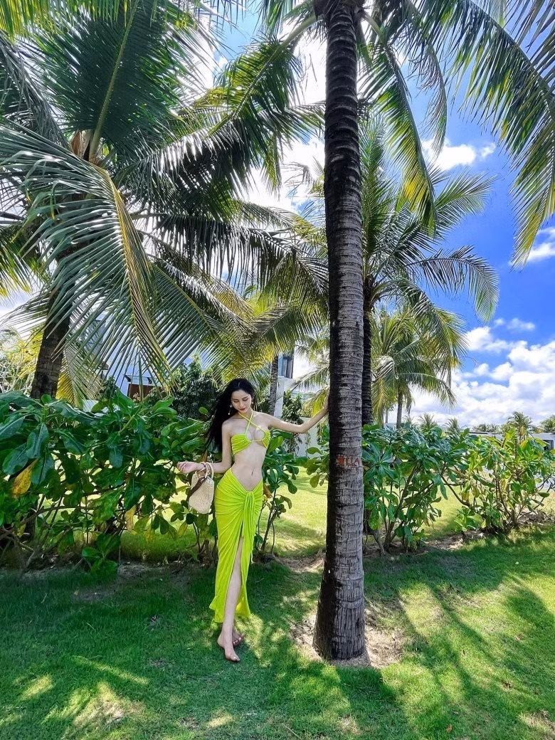 Dưới phần bình luận netizen dành tặng lời khen không ngớt cho Tường Vi vì cách chọn áo tắm khá ấn tượng của cô.