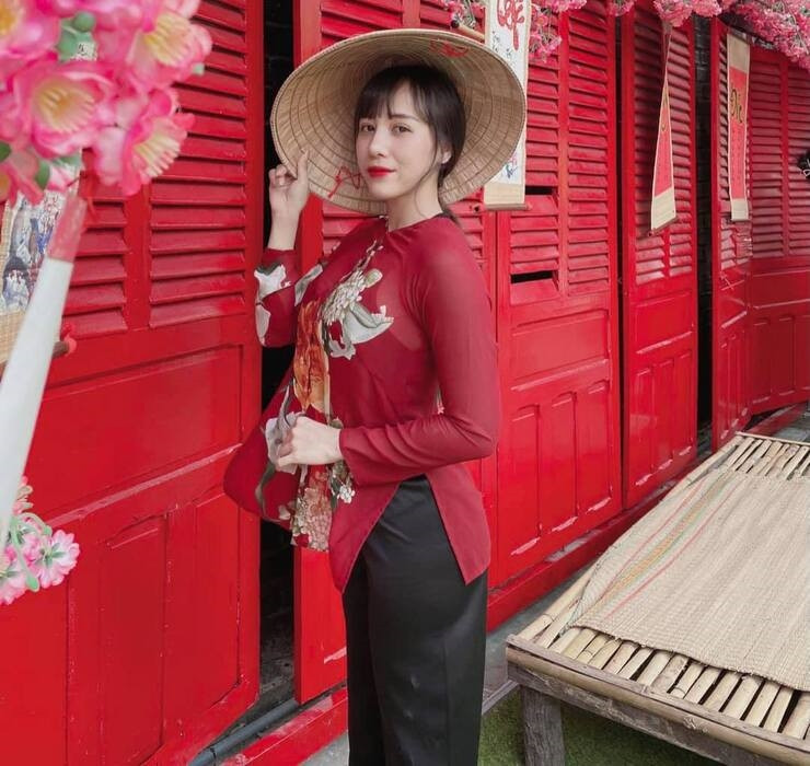 Người đẹp thể hình Nguyễn Dạ Nguyên Thi từng gây chú ý với nhiều bộ ảnh mặc áo dài.