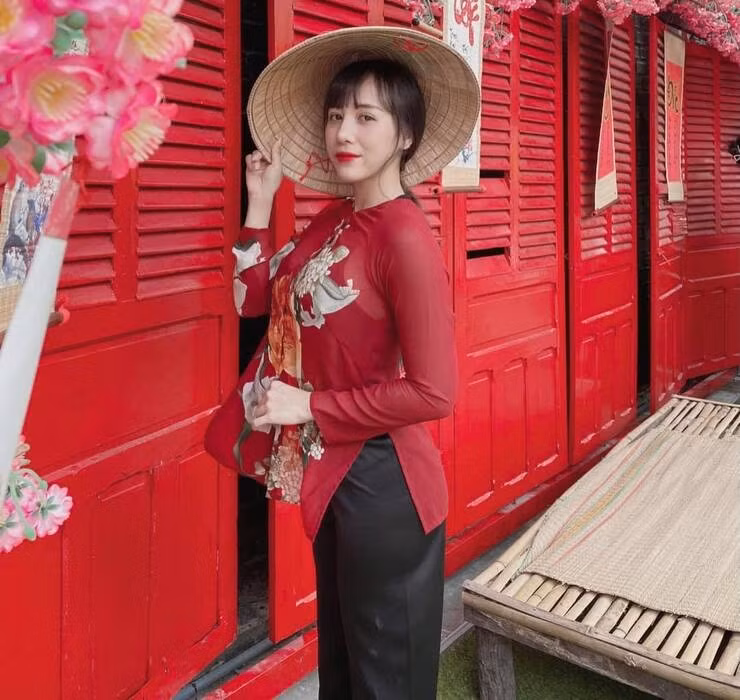 Người đẹp thể hình Nguyễn Dạ Nguyên Thi từng gây chú ý với nhiều bộ ảnh mặc áo dài.