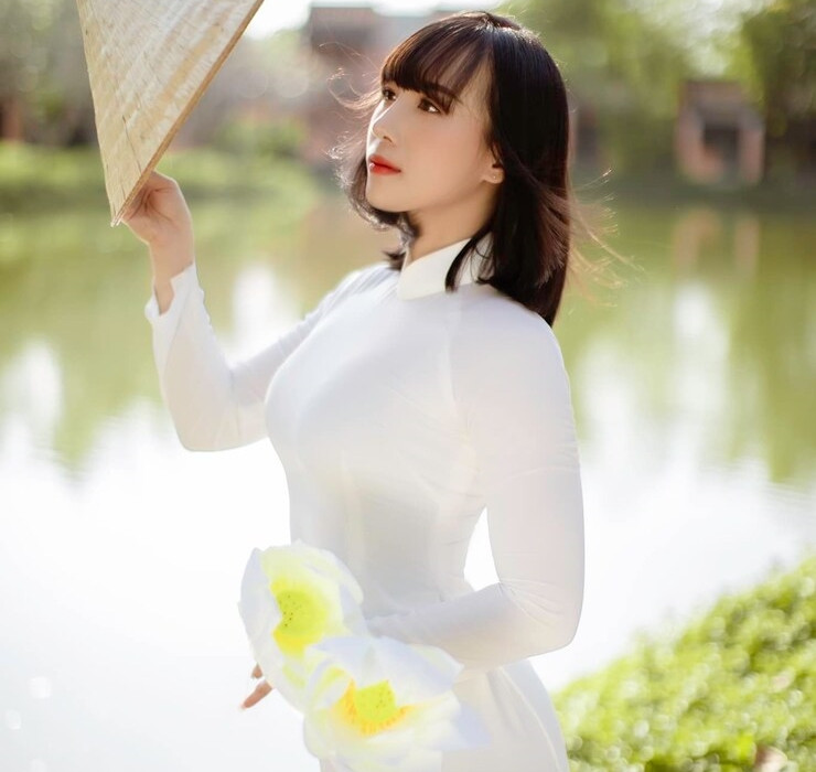 Cô mặc thiết kế áo yếm để lộ vai và lưng khiến bao người phải trầm trồ.