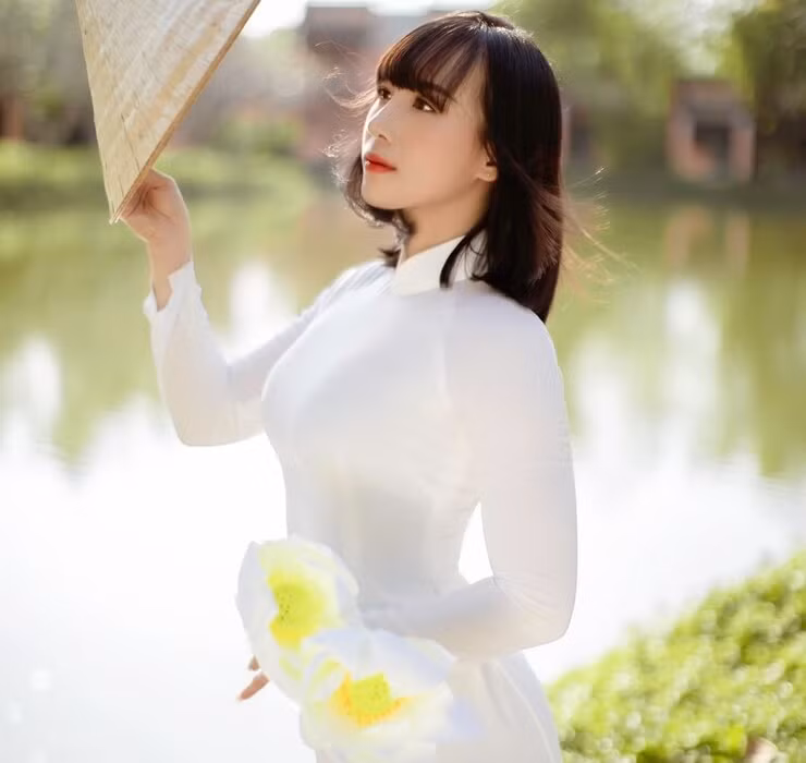 Cô mặc thiết kế áo yếm để lộ vai và lưng khiến bao người phải trầm trồ.