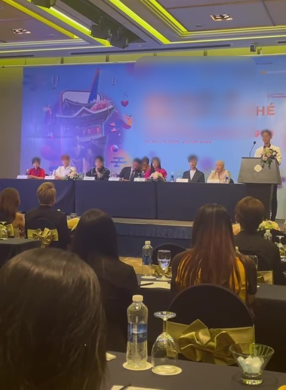 Không riêng gì nam sinh này, trước đó một đoạn video về cuộc hỏi đáp giữa phóng viên và một số hot TikToker được tài trợ đi du lịch Hàn Quốc tại buổi họp báo đã gây xôn xao mạng xã hội khi nhận xét về ẩm thực Việt Nam.