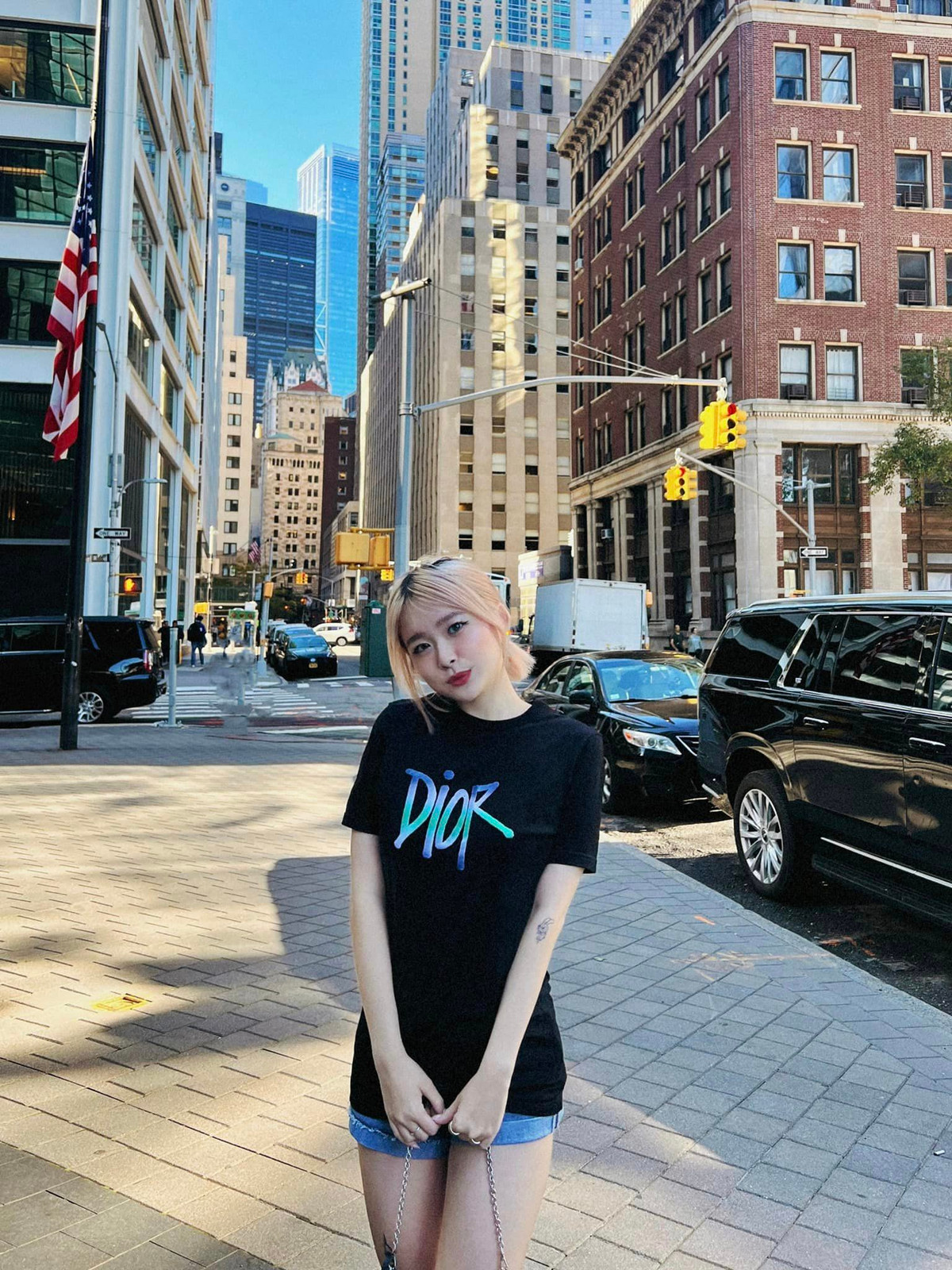 Được biết Chao khởi nghiệp từ năm 14 tuổi. Cô bạn tự mở cửa hàng kinh doanh bán quần áo,... bằng số vốn tự có.