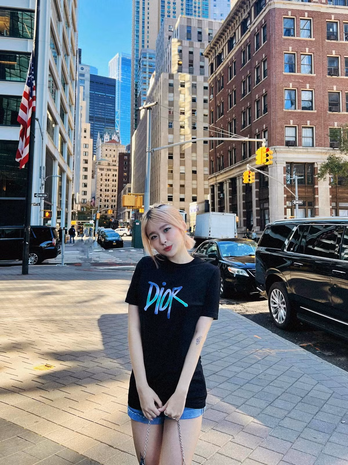 Được biết Chao khởi nghiệp từ năm 14 tuổi. Cô bạn tự mở cửa hàng kinh doanh bán quần áo,... bằng số vốn tự có.