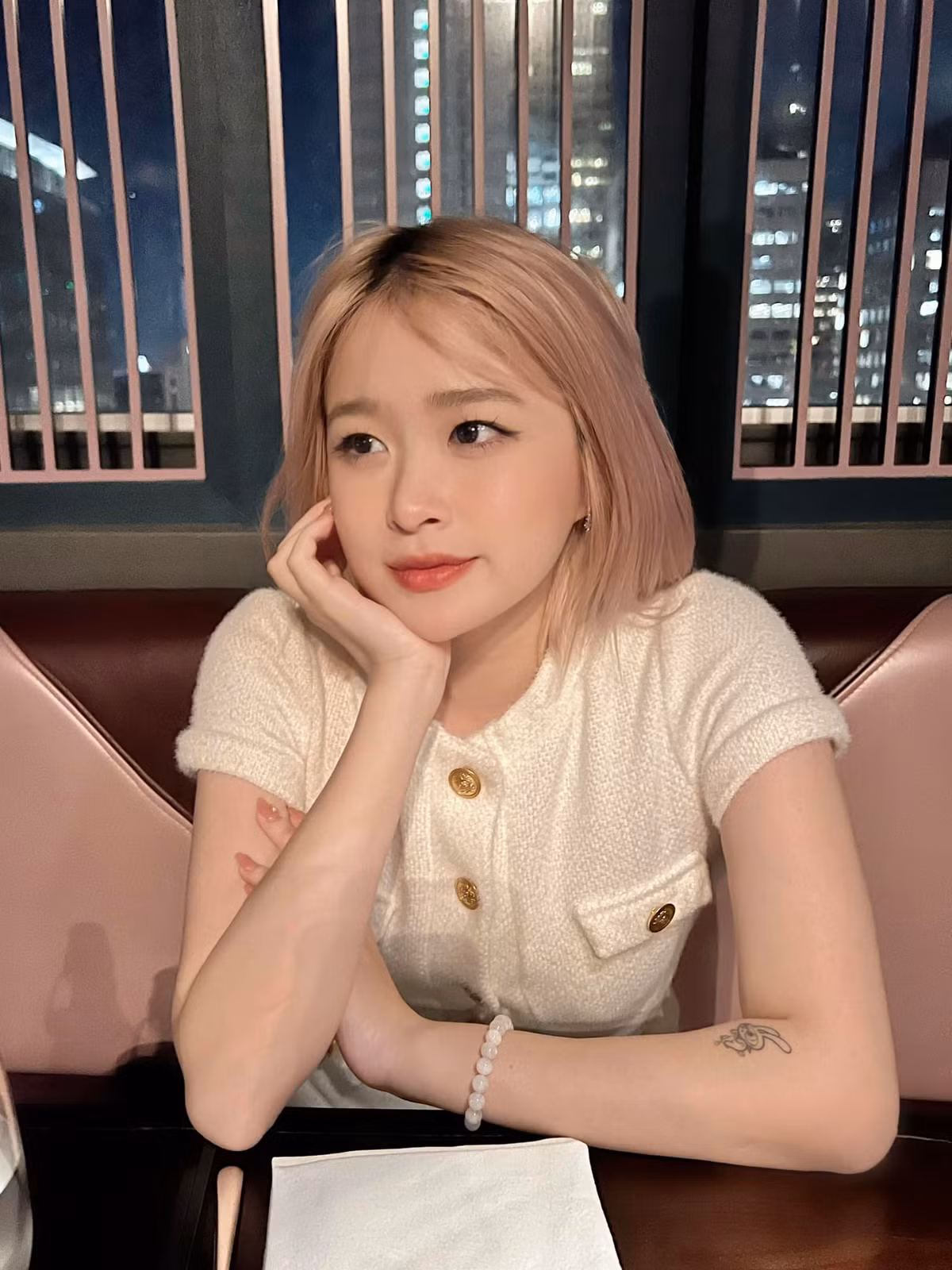 Dù ở nước bạn xa xôi xong rich kid này vẫn thường xuyên cập nhật về cuộc sống sinh hoạt, học tập với các fan của mình.