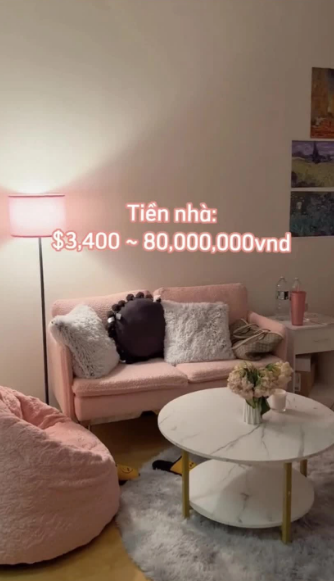 Đầu tiên là về chi phí nhà ở, Chao hiện đang ở một căn studio với đầu đủ tiện nghi, cô trang trí rất bắt mắt, "ton sur ton" toàn màu hồng vô cùng nữ tính. Chi phí cho căn studio này là 3.400 đô la (gần 81 triệu đồng)/tháng.