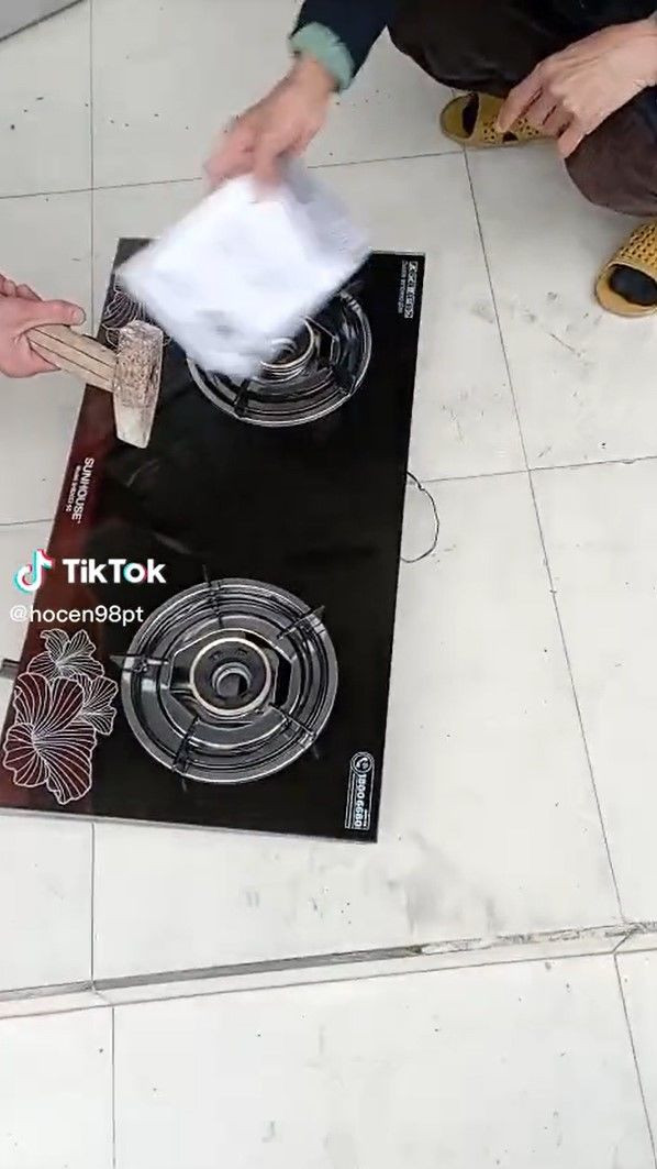 Mới đây đoạn clip ghi lại trường hợp mua hàng online và "test" sản phẩm khiến không ít người ngán ngẩm. Cụ thể vị khách này đã đặt mua bếp ga trên mạng, khi nhận hàng vị khách muốn được thử sản phẩm có giống quảng cáo hay không.