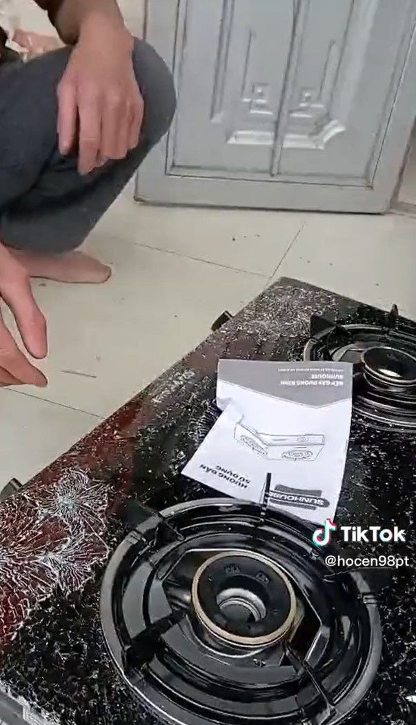 Chàng shipper này dường như bị "đứng hình" trước khoảnh khắc ấy. Sau khi đập xong, cô khách còn nói: "Sao bên đấy bảo là cứ đập thoải mái mà".