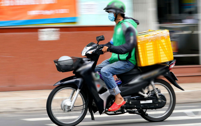 Mua hàng online được xem như một "trò chơi may rủi" với nhiều người khi có nhiều khả năng nhận về hàng kém chất lượng hơn so với lời quảng cáo. Do vậy mà khi nhận hàng nhiều khách hàng đã có màn "test" sản phẩm khiến shipper phải lắc đầu ngao ngán.