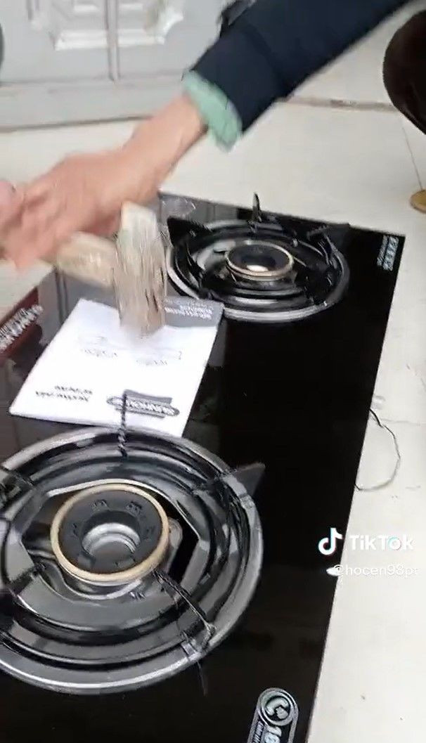 Ban đầu một người khách dùng búa đập nhẹ vài cái trên mặt bếp đã lót xấp giấy để thử, tuy nhiên sau đó một người khác giành lại chiếc búa, đập một phát thật mạnh và dứt khoát khiến cho mặt kính vỡ nát.