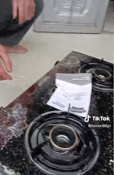 Màn kiểm tra hàng chưa từng thấy của vị khách này đã nhanh chóng nhận được sự quan tâm của cư dân mạng.