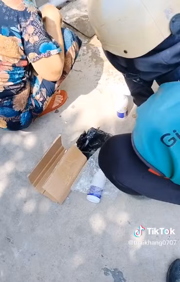 Cô khách này cho biết, cửa hàng quảng cáo sản phẩm này chỉ cần rửa qua một lần là mặt dưới của nồi, chảo đều sẽ sạch bóng. Nên khi nhận hàng, cô phải được tận tay thử sản phẩm, đúng như lời quảng cáo mới nhận hàng.