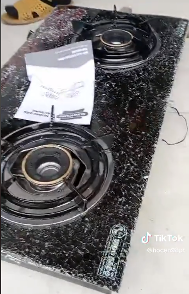 Hầu hết cư dân mạng đều lo cho "số phận" của người giao hàng khi phải tìm cách giải trình vì sao chiếc bếp ga này bị vỡ.