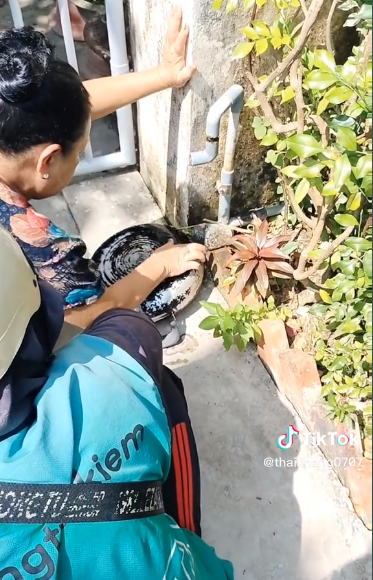 Trước đó chuyện một chàng shipper phải ngồi chờ khách kiểm tra chất lượng sản phẩm chuyên tẩy đáy của nồi, chảo làm netizen ngao ngán.