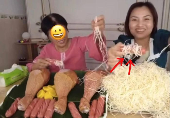 Gần đây nhất Quỳnh Trần JP review món phô mai tóc rối gây tranh cãi, cô còn kết hợp thêm đùi gà, xúc xích hun khối khổng lồ.