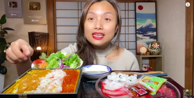 Nhiều lần vướng phải những chỉ trích khi làm các nội dung ăn uống khác người nhưng Quỳnh Trần JP vẫn "chứng nào tật nấy". Hết ăn cá mập con, cô lại thưởng thức món cá voi xanh. Tuy nhiên Quỳnh Trần lại châm ngòi tranh cãi khi vẫn cố chấp lên video dù biết khán giả sẽ "ném đá" mình.