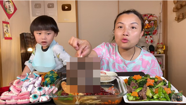 Mở đầu video, mẹ bé Sa khẳng định đây là món ăn bình thường ở Nhật và có bán ở siêu thị. Theo nữ Yotuber, nguyên liệu này được nhập từ Trung Quốc. Giá của một bàn chân gấu là hơn 1 triệu đồng tiền Việt.