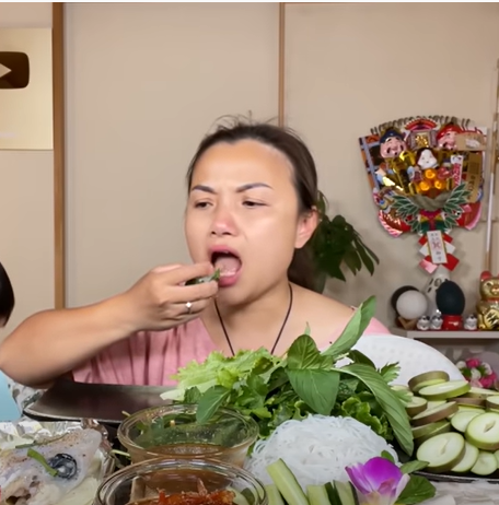 Đoạn video làm gỏi cá mập và ăn ngon lành của cô nhận về chỉ trích. Bà mẹ 1 con cho biết việc câu và ăn cá mập là phong tục tập quán ở Nhật Bản. Do sự khác nhau trong nền văn hóa nên có thể khiến khán giả ở Việt Nam cảm thấy không phù hợp.