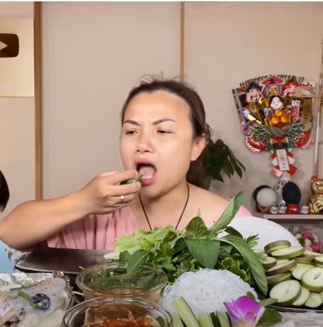 Đoạn video làm gỏi cá mập và ăn ngon lành của cô nhận về chỉ trích. Bà mẹ 1 con cho biết việc câu và ăn cá mập là phong tục tập quán ở Nhật Bản. Do sự khác nhau trong nền văn hóa nên có thể khiến khán giả ở Việt Nam cảm thấy không phù hợp.