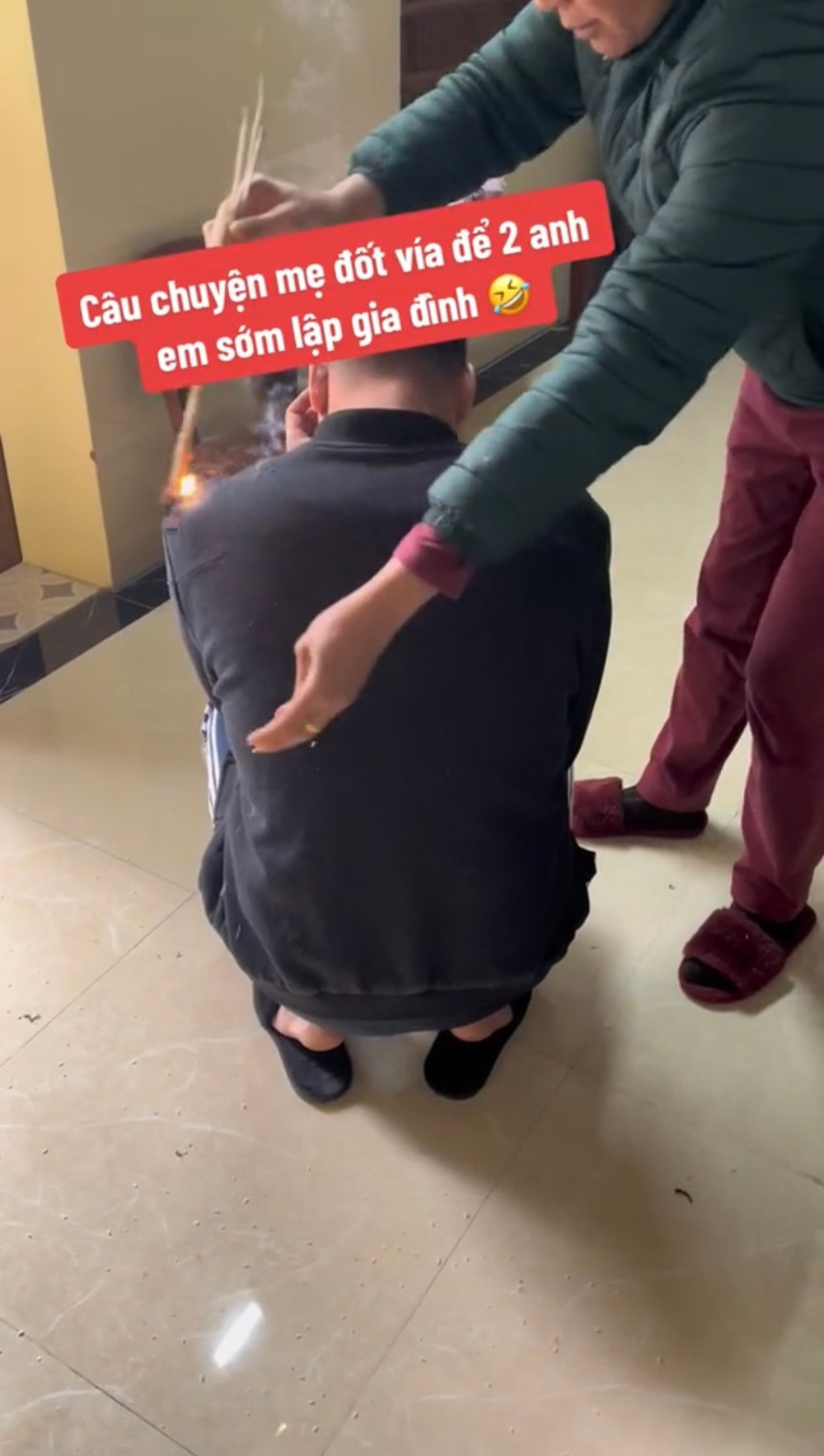 Cậu con trai cũng rất hợp tác quỳ xuống đất để mẹ thực hiện quy trình "giải vía" thoát ế.